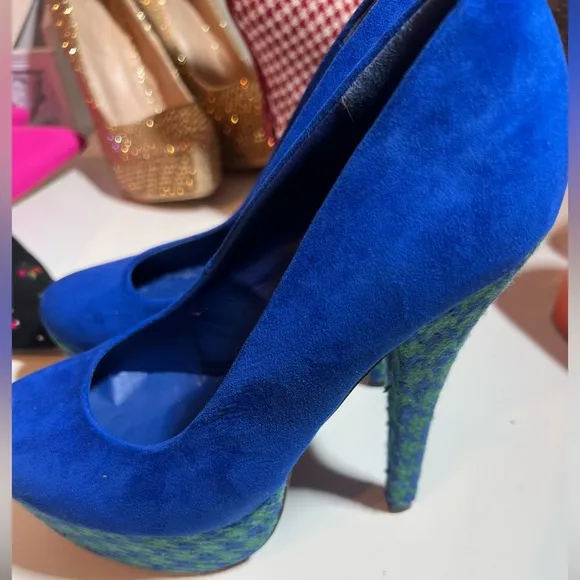 🧢 Blue green suede, embroidered platform, stiletto pumps, high heels, size 7