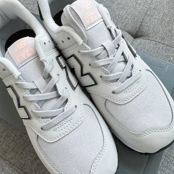 🤍🩶🦭 new balance 574 white light grey pink shoes