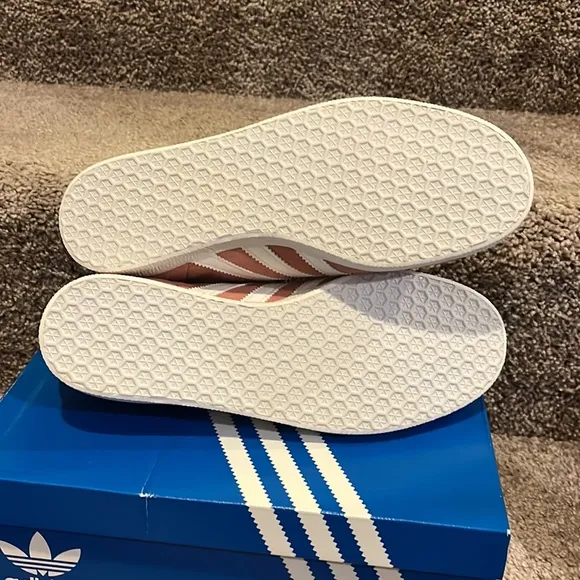 Adidas Gazelle shoes sneakers new CQ2186 Ash pink Women’s Size 9