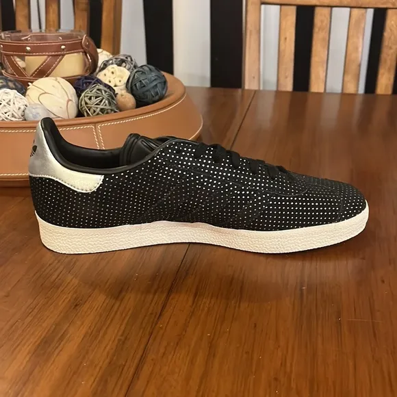Adidas Gazelle Women’s shoes sneakers new black silver BY9363 Womens Size 9.5