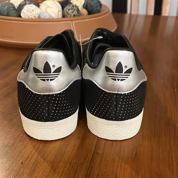 Adidas Gazelle Women’s shoes sneakers new black silver BY9363 Womens Size 9.5