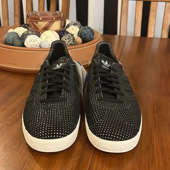 Adidas Gazelle Women’s shoes sneakers new black silver BY9363 Womens Size 9.5