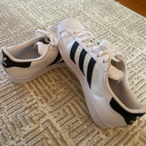 Adidas Men’s Superstar Black and white Tennis Shoes Sz 7.  NWOB