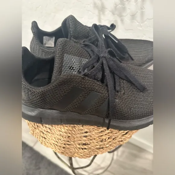 Adidas men’s SWIFT RUN 1.0 SHOES size 7