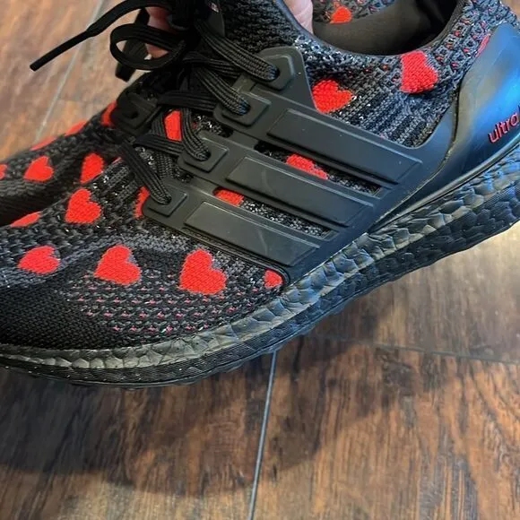 adidas UltraBoost 5.0 DNA  Day 2022 Athletic Shoes size women’s 9.5 hearts print