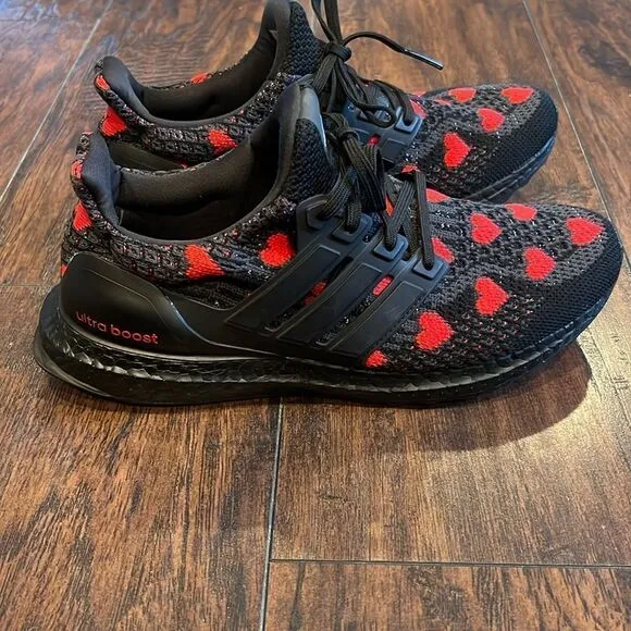 adidas UltraBoost 5.0 DNA  Day 2022 Athletic Shoes size women’s 9.5 hearts print