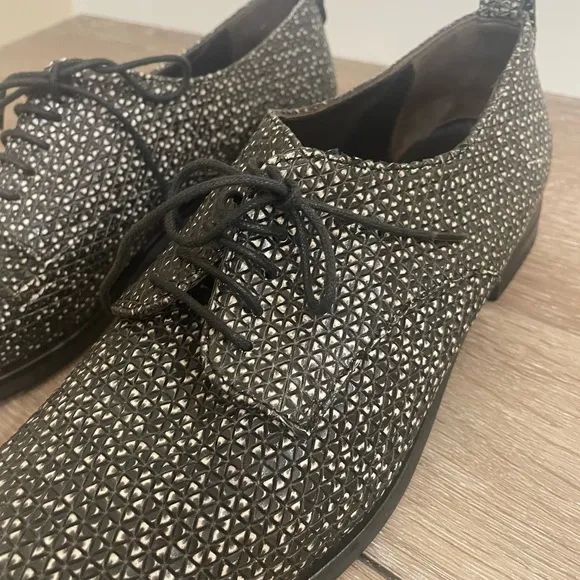 AGL Women’s Black and White Italian Leather Oxford Shoes Size 7