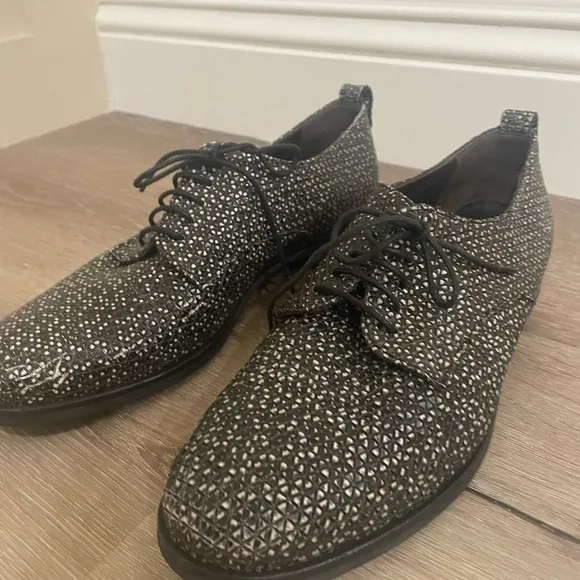 AGL Women’s Black and White Italian Leather Oxford Shoes Size 7