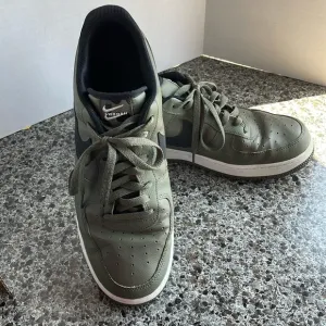 Air Force 1’s double swoosh men’s 12.5 green black and white shoes CT2300-300