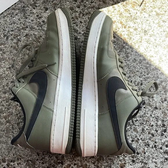 Air Force 1’s double swoosh men’s 12.5 green black and white shoes CT2300-300