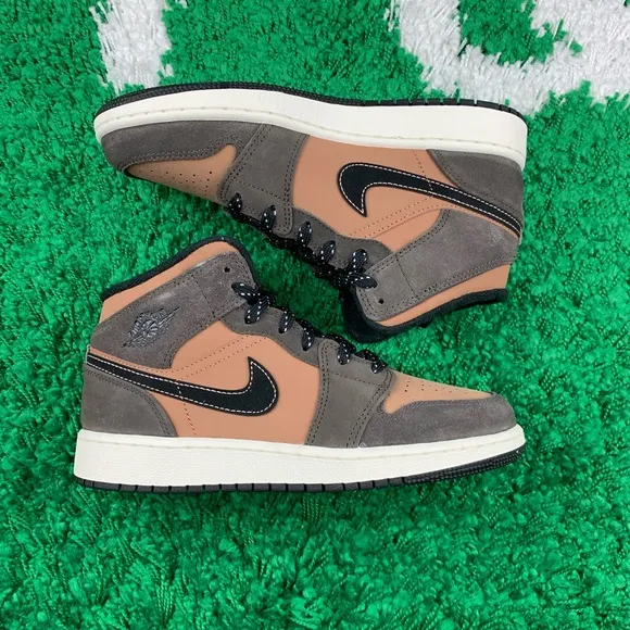 Air Jordan 1 Mid SE Dark Chocolate GS size 5.5Y Women size 7 DC7248-200