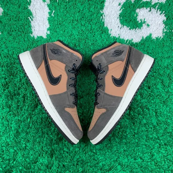 Air Jordan 1 Mid SE Dark Chocolate GS size 5.5Y Women size 7 DC7248-200