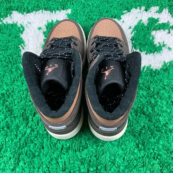 Air Jordan 1 Mid SE Dark Chocolate GS size 5.5Y Women size 7 DC7248-200