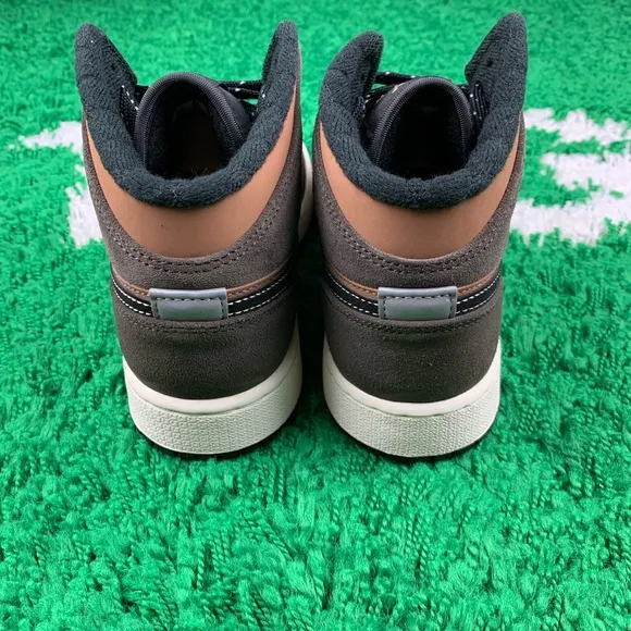 Air Jordan 1 Mid SE Dark Chocolate GS size 5.5Y Women size 7 DC7248-200