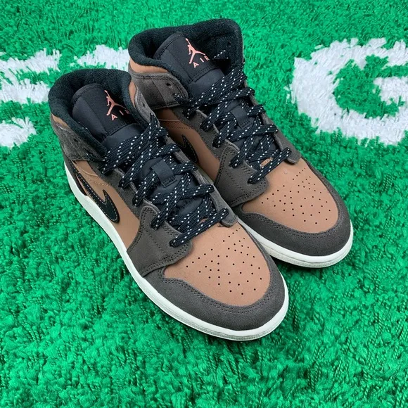 Air Jordan 1 Mid SE Dark Chocolate GS size 5.5Y Women size 7 DC7248-200