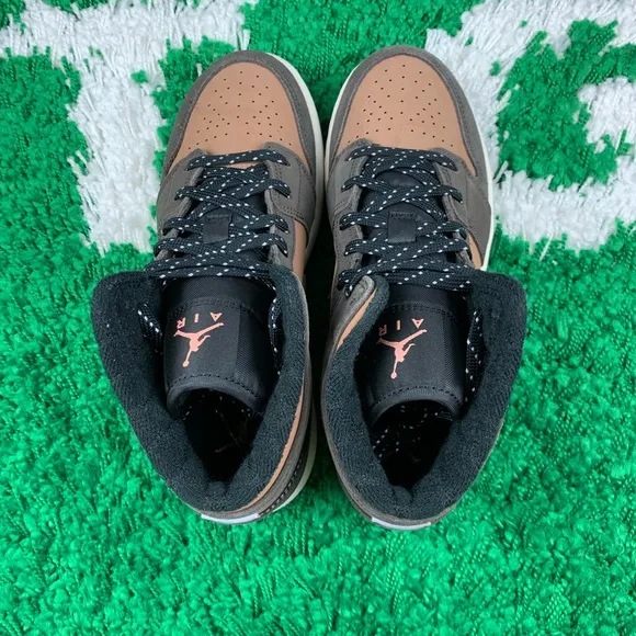 Air Jordan 1 Mid SE Dark Chocolate GS size 5.5Y Women size 7 DC7248-200