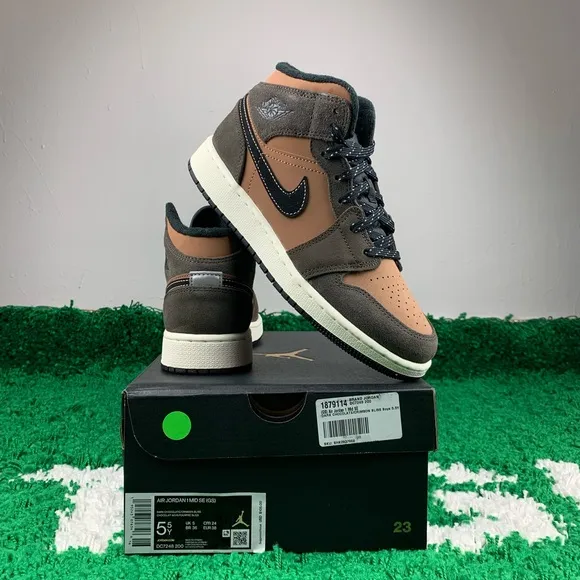 Air Jordan 1 Mid SE Dark Chocolate GS size 5.5Y Women size 7 DC7248-200