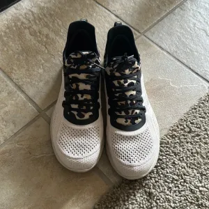 APL shoes