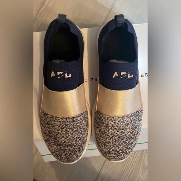 APL Techloom Bliss sneaker Navy/rose dust/white mens 7.5 women’s 9