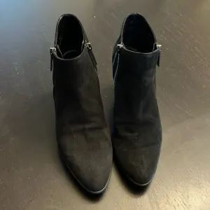 Aquatalia Dina Side-Zip Suede Ankle Booties - Size 6.5