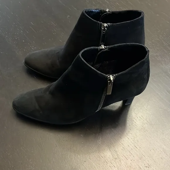 Aquatalia Dina Side-Zip Suede Ankle Booties - Size 6.5