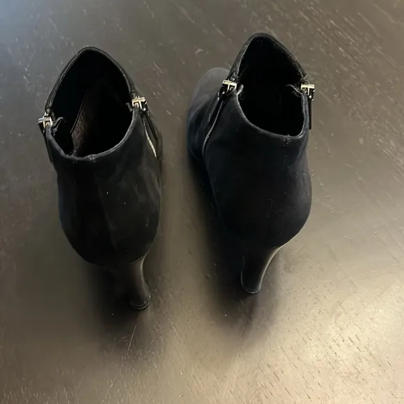 Aquatalia Dina Side-Zip Suede Ankle Booties - Size 6.5