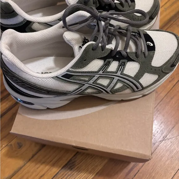 ASICS Men's Gray and White Running Shoes