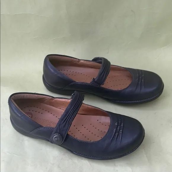 Black Leather Clarks Structured Mary Jane Shoes