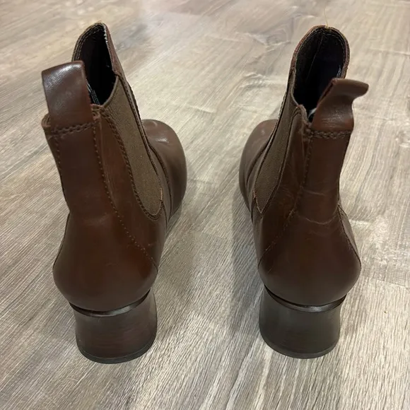 Born Shoes Zena Chelsea Gored Boots in Brown Leather