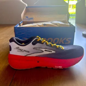 Brooks Ghost Max 2 Mickey Mouse Shoes Men’s 9.5