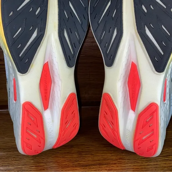 Brooks Hyperion Max Women’s Shoe Size 9