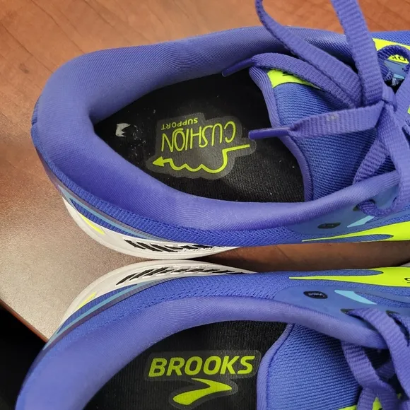 Brooks Men’s Adrenaline GTS 23 12 Medium Blue and green