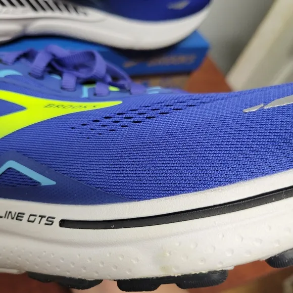 Brooks Men’s Adrenaline GTS 23 12 Medium Blue and green
