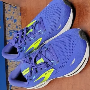 Brooks Men’s Adrenaline GTS 23 12 Medium Blue and green