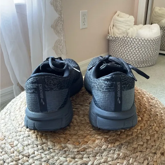Brooks men’s Black and Gray Sneakers, great conditions.