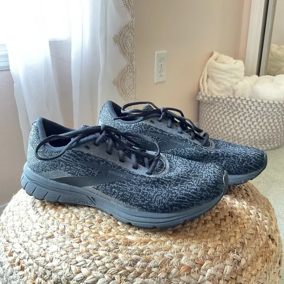 Brooks men’s Black and Gray Sneakers, great conditions.