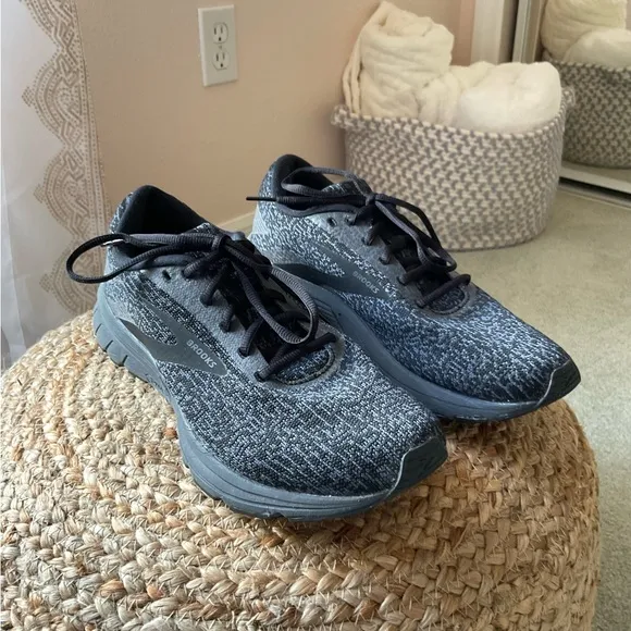 Brooks men’s Black and Gray Sneakers, great conditions.