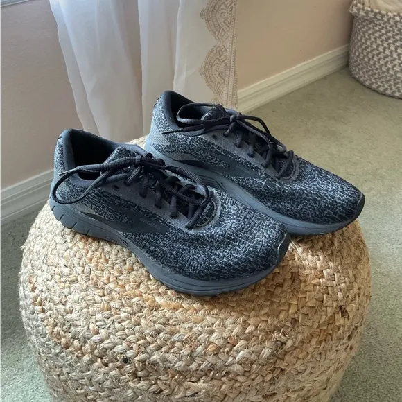 Brooks men’s Black and Gray Sneakers, great conditions.