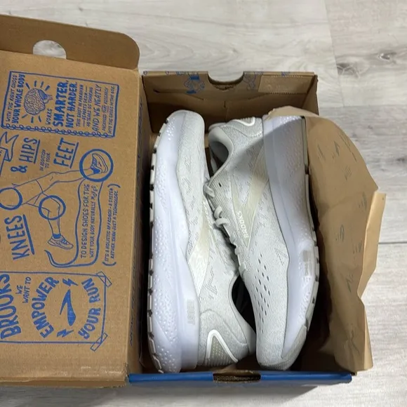 Brooks Women's Ghost 16 Running Shoes Natural Size 8.5 NWT in packaging