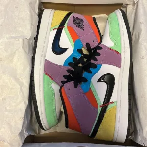 (BUNDLE 4)Like new jordan mid 1 lightbulbs and matching clothing set bundle