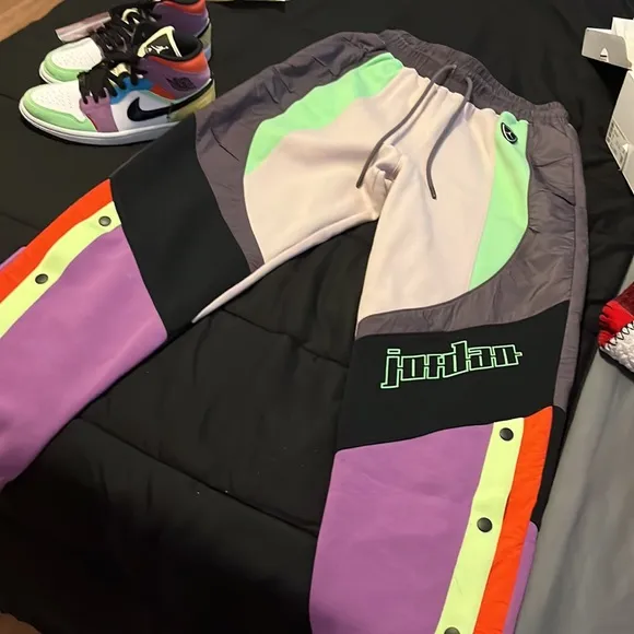 (BUNDLE 4)Like new jordan mid 1 lightbulbs and matching clothing set bundle