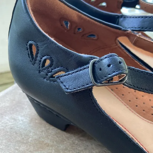 Cobb Hill Angelina T-Strap Black Leather Dress Sandal Heeled Shoe Women's Size 9