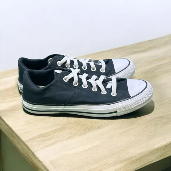 Converse Chuck Taylor All Star Women’s Black &amp; White Sneaker Shoes Size 9.