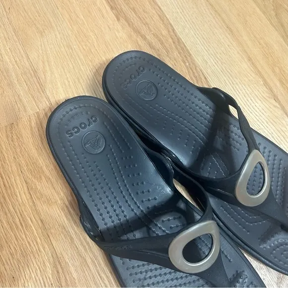 Crocs Sanrah Sandals Sz 10 Silver Medallion Women’s Shoes