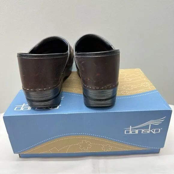 Dansko XP 2.0 oiled dark brown leather professional clog shoes. women's 41 10.5