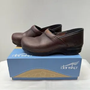 Dansko XP 2.0 oiled dark brown leather professional clog shoes. women's 41 10.5