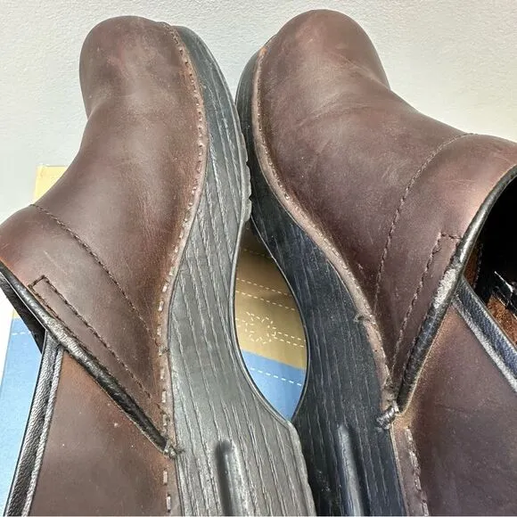 Dansko XP 2.0 oiled dark brown leather professional clog shoes. women's 41 10.5