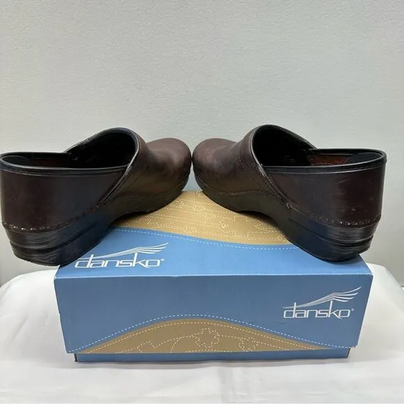 Dansko XP 2.0 oiled dark brown leather professional clog shoes. women's 41 10.5