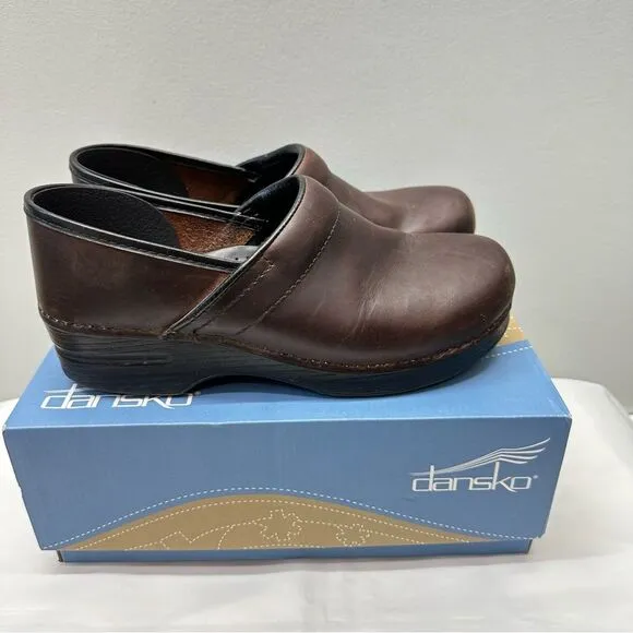 Dansko XP 2.0 oiled dark brown leather professional clog shoes. women's 41 10.5