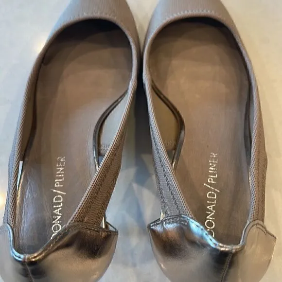Donald Pilner women’s shoes size 8, one small dot on left side see picture.